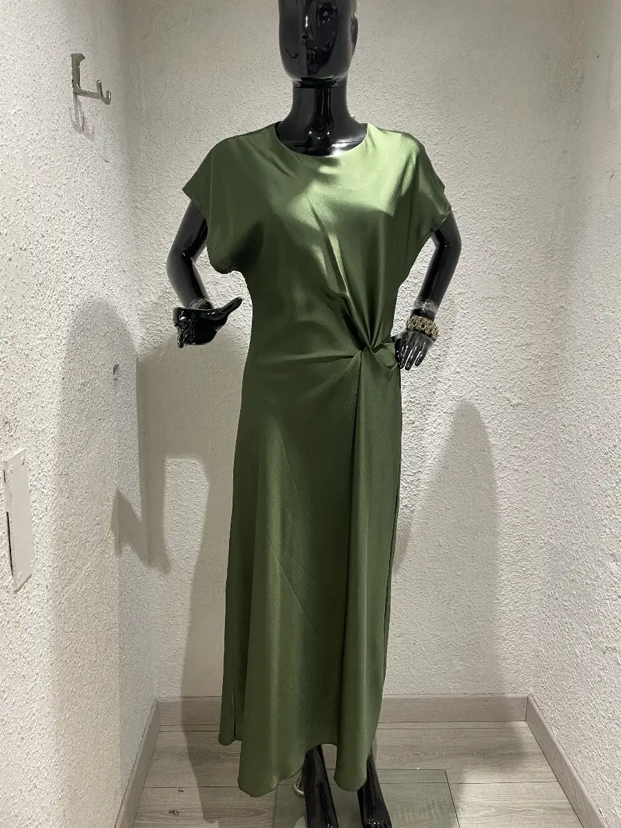 Robe longue en satin drapée