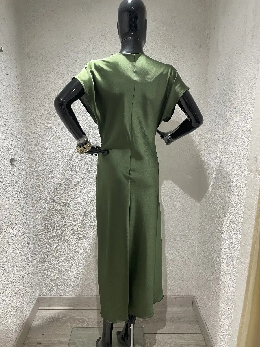 Robe longue en satin drapée