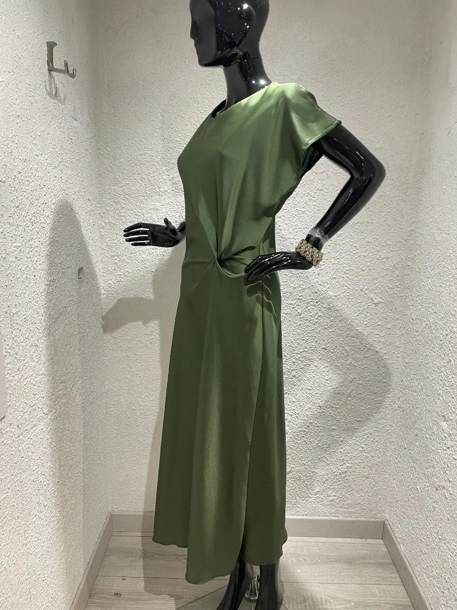 Robe longue en satin drapée