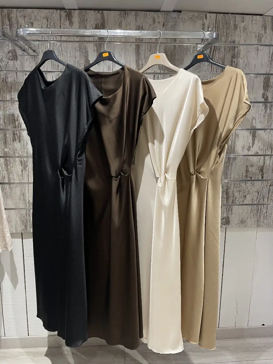 Robe longue en satin drapée