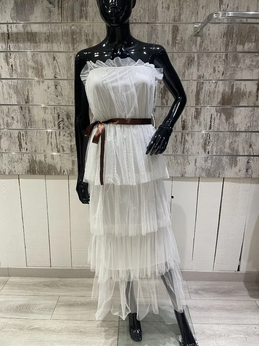 Robe Longue Bustier en Tulle à Volants Étages et Ceinture Satinée