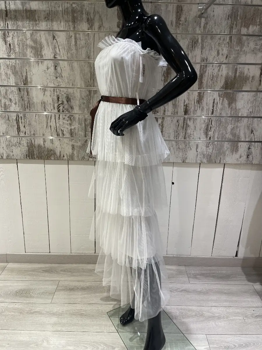 Robe Longue Bustier en Tulle à Volants Étages et Ceinture Satinée