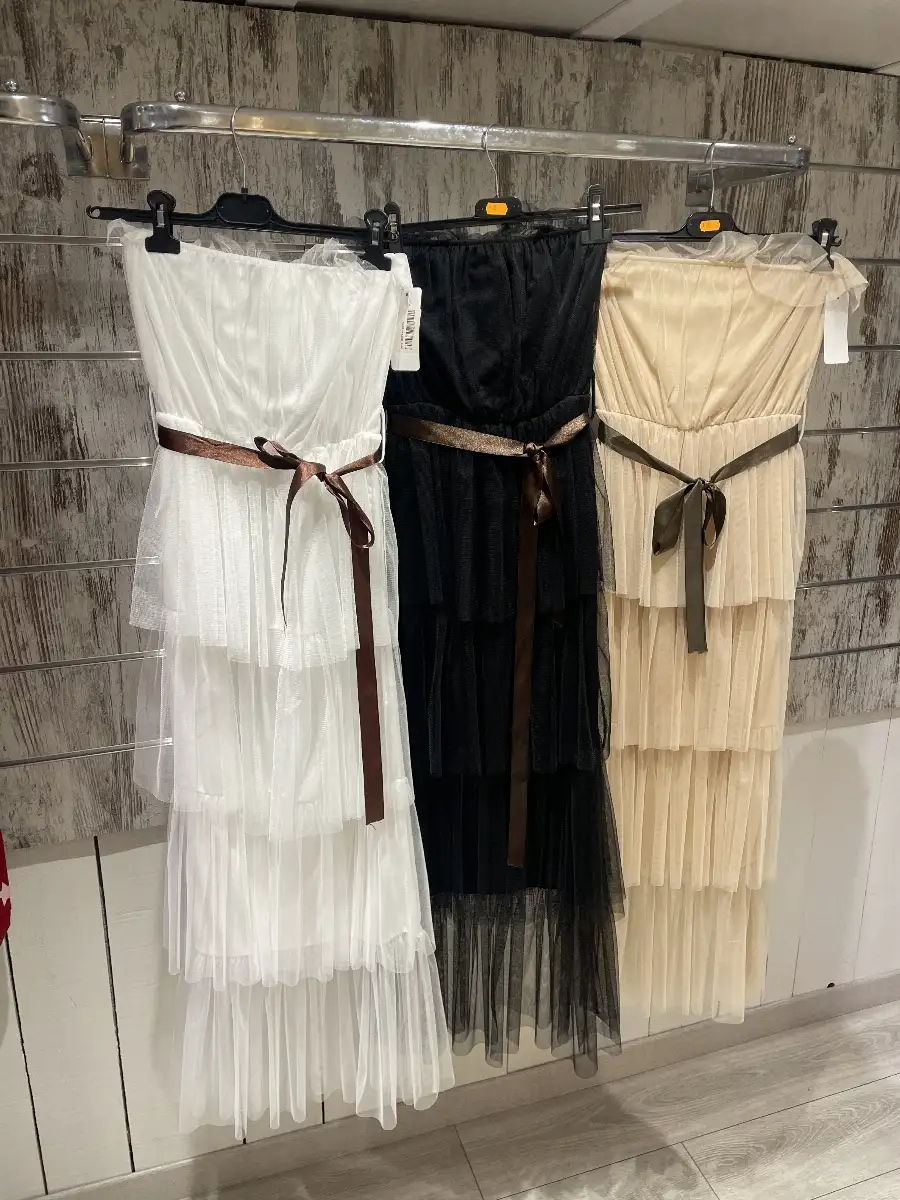 Robe Longue Bustier en Tulle à Volants Étages et Ceinture Satinée