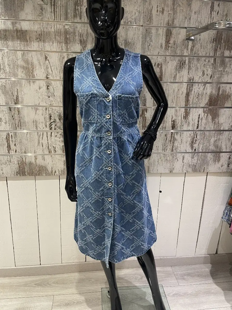 Robe en Jean Mi-Longue Boutonnée Sans Manches avec Détails Texturés et Ceinture