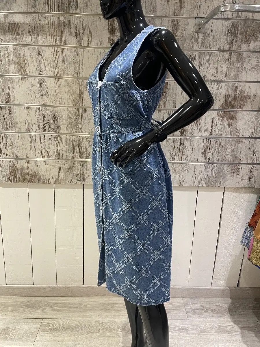 Robe en Jean Mi-Longue Boutonnée Sans Manches avec Détails Texturés et Ceinture