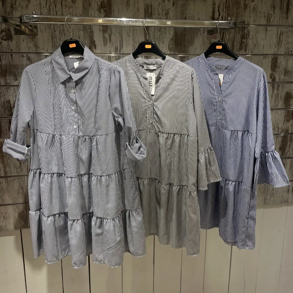 Robe Courte à Rayures avec Volants Étages et Manches Évasées