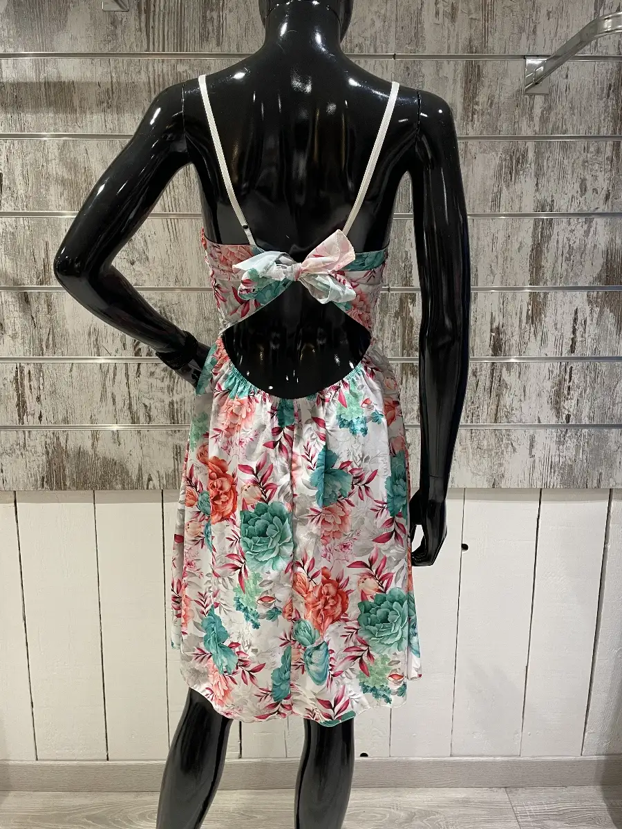 Robe Courte Bretelles Fines Imprimé Floral – Dos Nu & Nœud Papillon