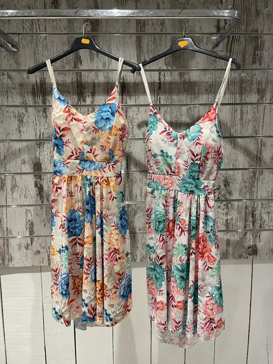 Robe Courte Bretelles Fines Imprimé Floral – Dos Nu & Nœud Papillon