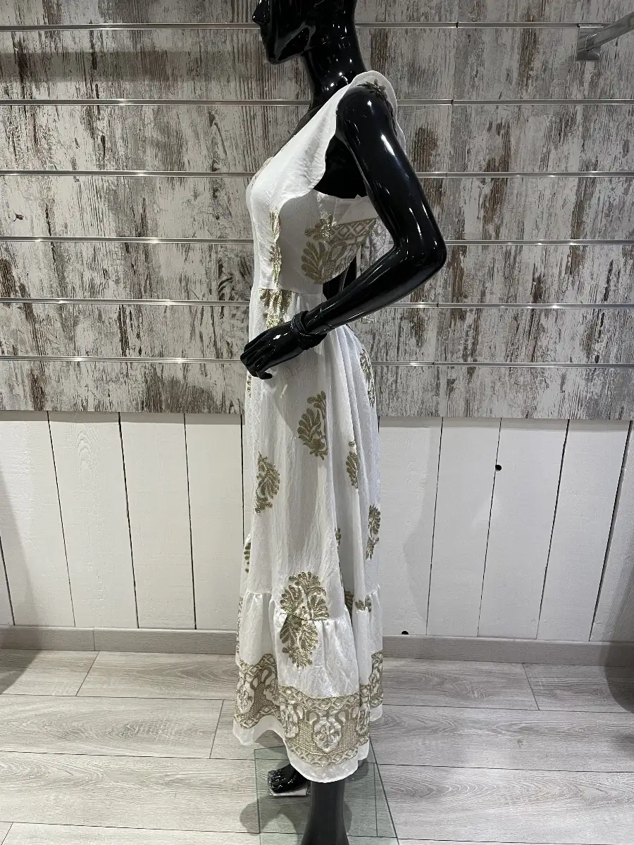 Robe Longue Fluide Imprimés Dorés Ethniques – Dos Nu et Volants