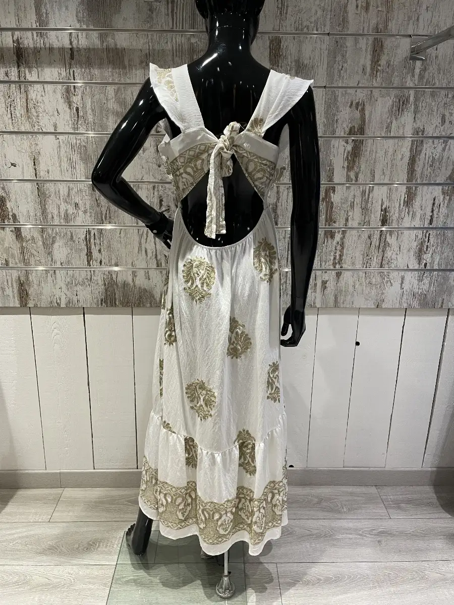 Robe Longue Fluide Imprimés Dorés Ethniques – Dos Nu et Volants